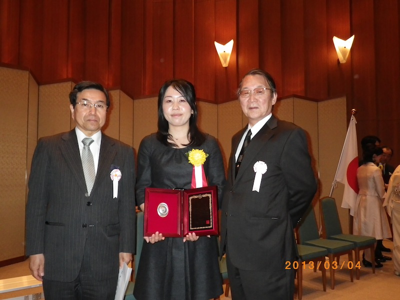 江田慧子さん育志賞受賞様子